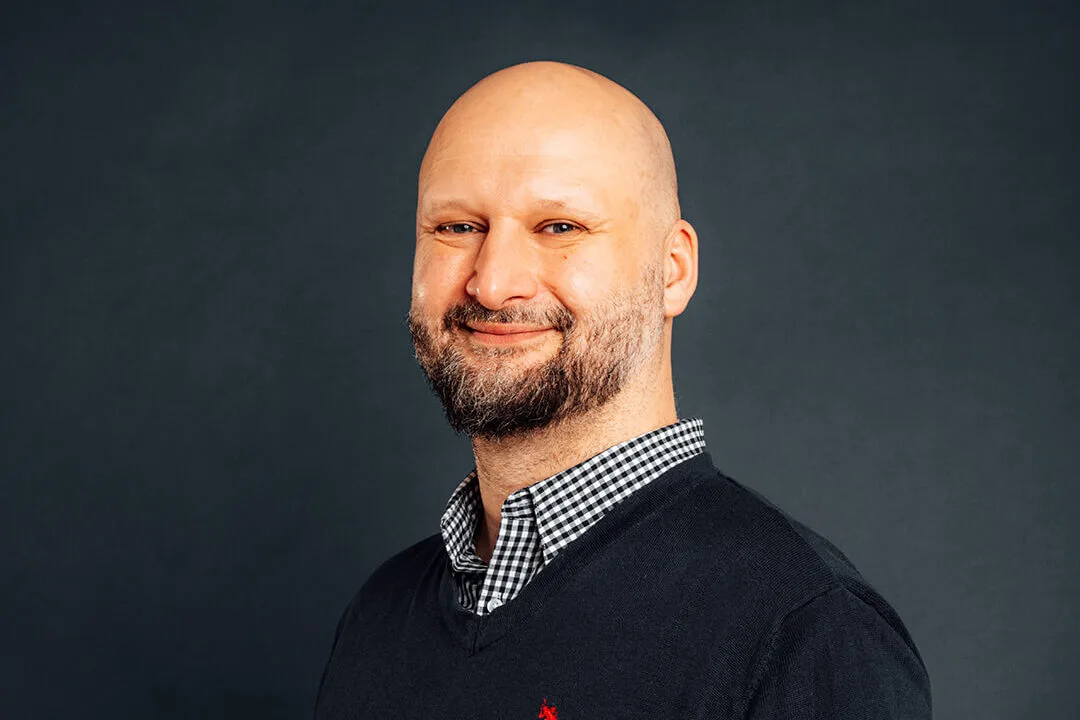 Personalreferent Gerrit Rodatz steht leicht seitlich zur Kamera.