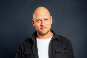 Projektabteilungsmanager Ricardo Witt steht frontal zur Kamera.