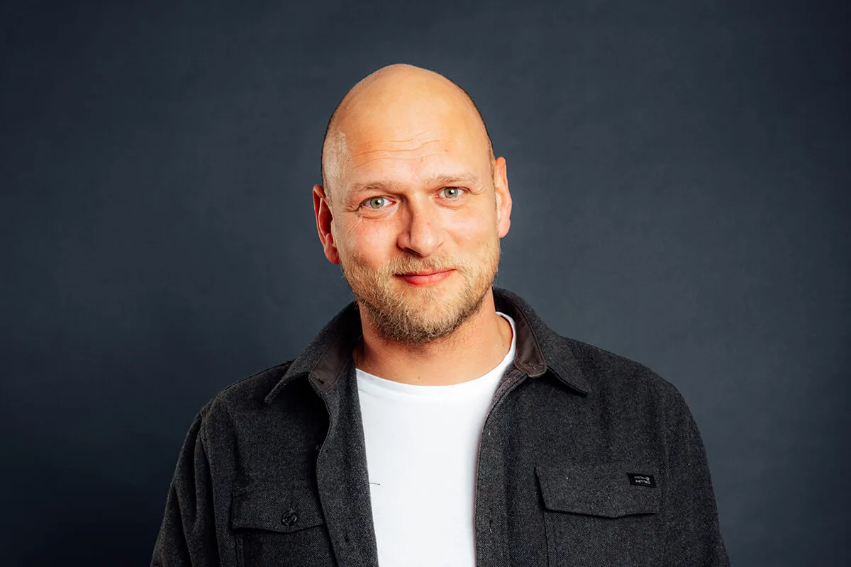 Projektabteilungsmanager Ricardo Witt steht frontal zur Kamera.