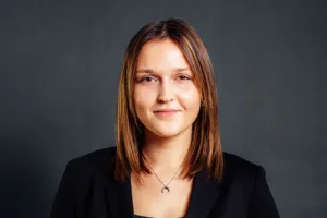 Prokuristin Katja Husser steht frontal zur Kamera.