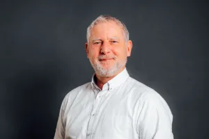 Vertriebler Kay Nißen steht leicht seitlich zur Kamera.