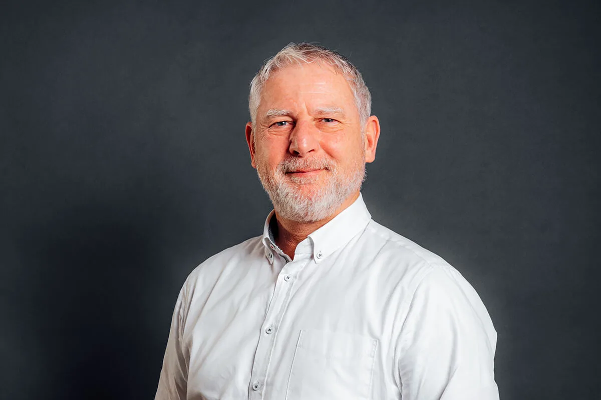 Vertriebler Kay Nißen steht leicht seitlich zur Kamera.