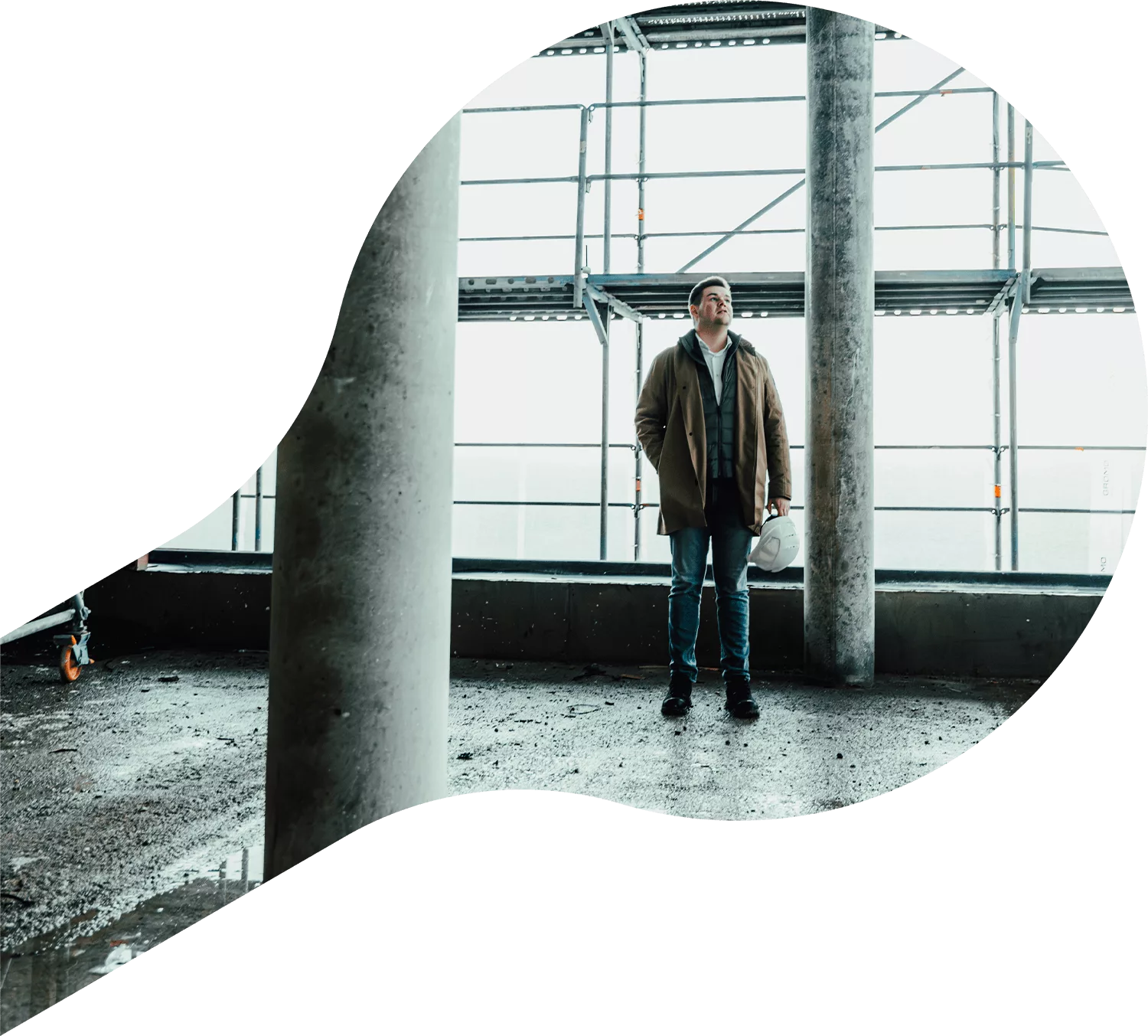 Der Geschäftsführer der FiTeGruppe schaut sich die Baustelle eines Kunden an.